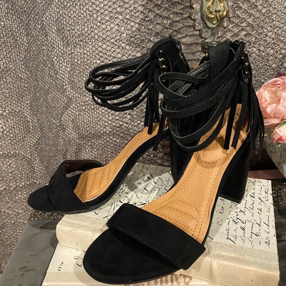 Elegant Collection Shoes - Women Elegant Collection Superly-10 Faux Suede Fringe Block Heel Sandal 8.5 NWOT